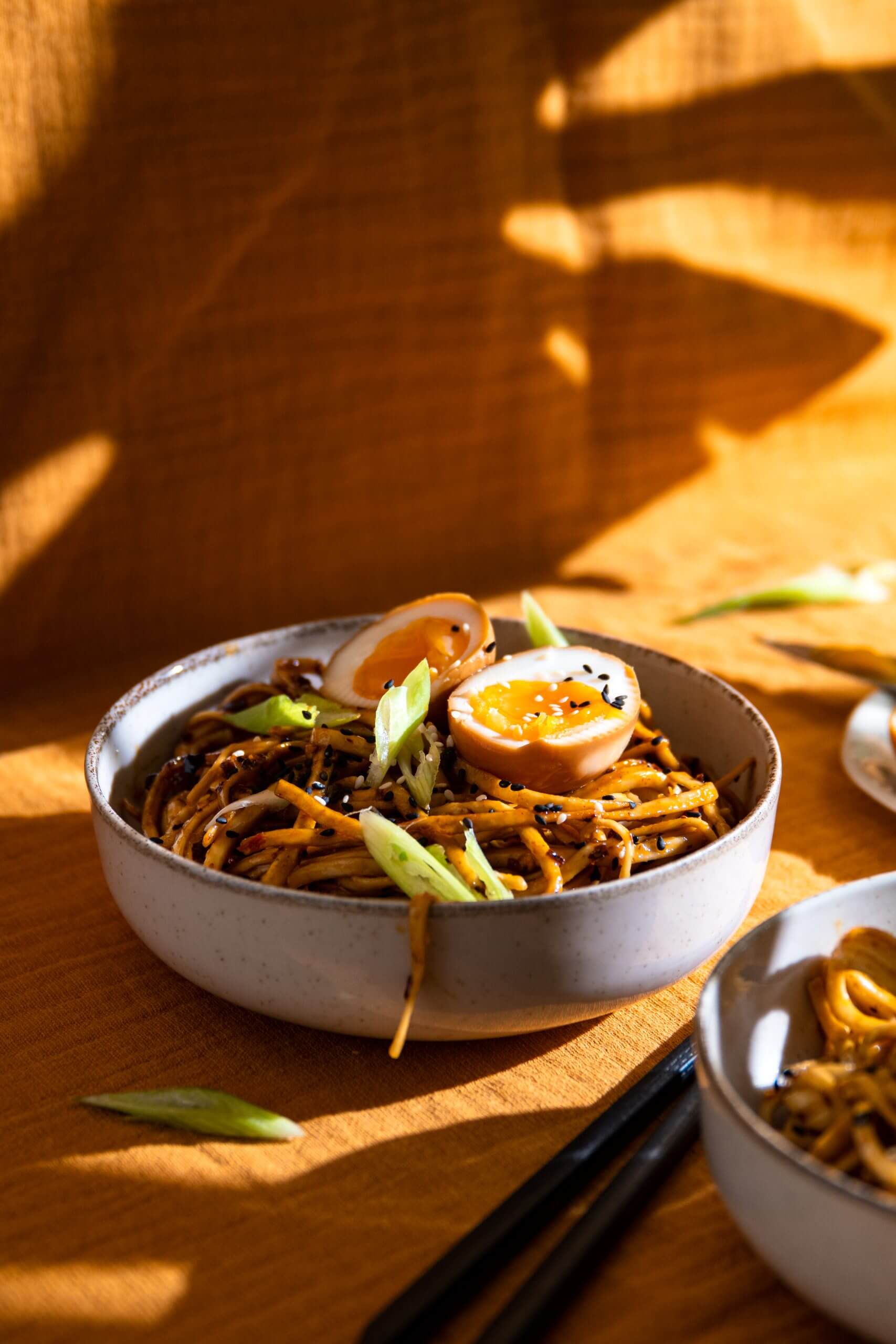 Chili olie TikTok ramen met 'ramen eggs'.