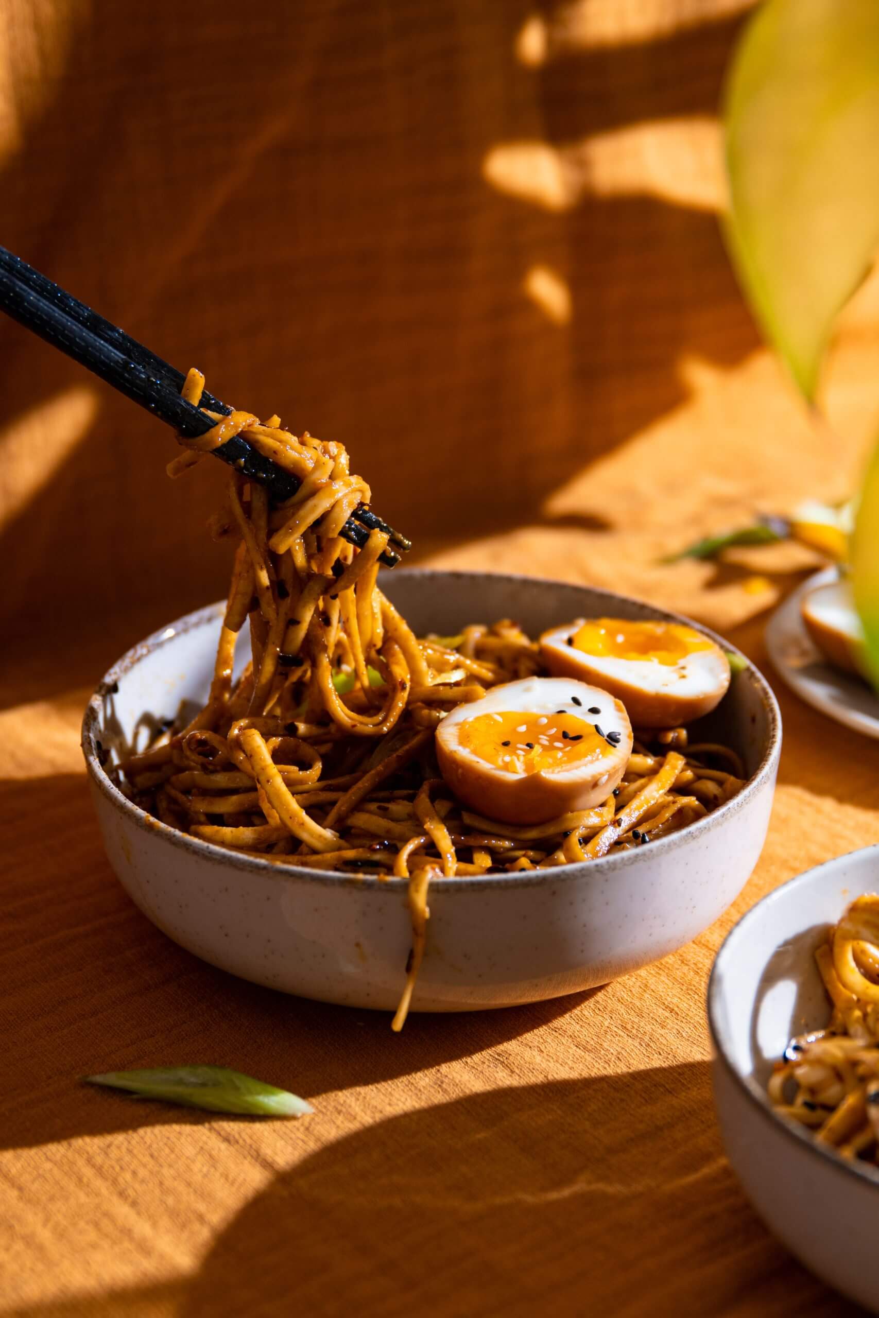 Chili olie TikTok ramen met 'ramen eggs'.