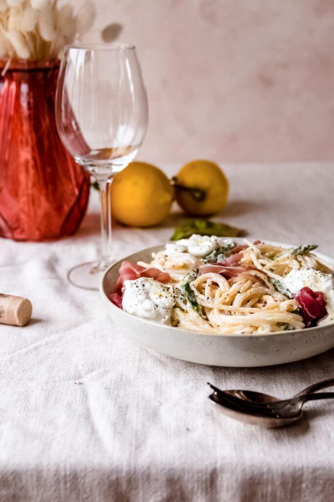 Spaghetti met asperge, parmaham en burrata