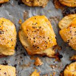 Cheesy mini saucijzenbroodjes