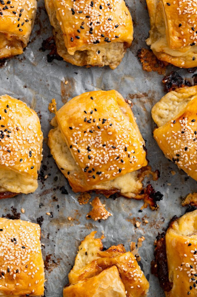 Cheesy mini saucijzenbroodjes