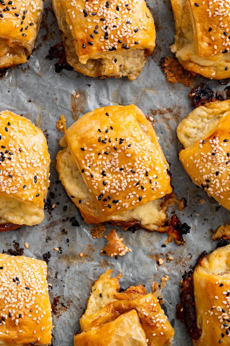 Cheesy mini saucijzenbroodjes