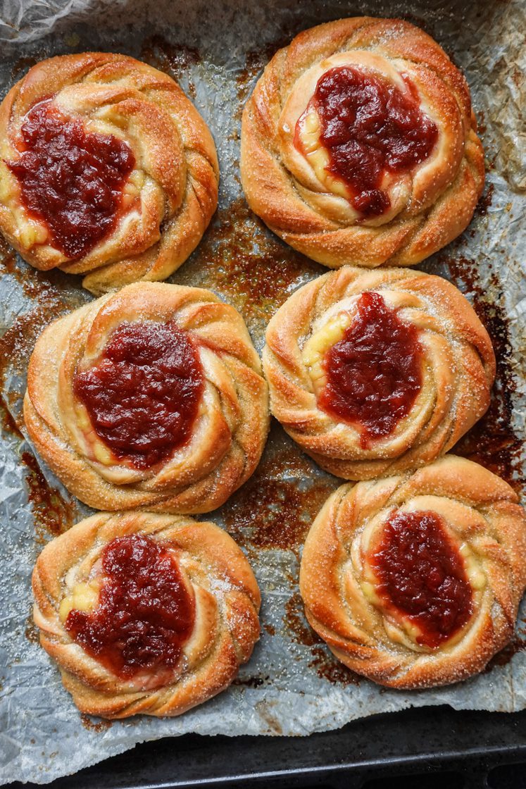 Kardemom buns met custard en rabarberjam