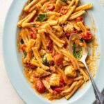 Pasta rode pesto met kip