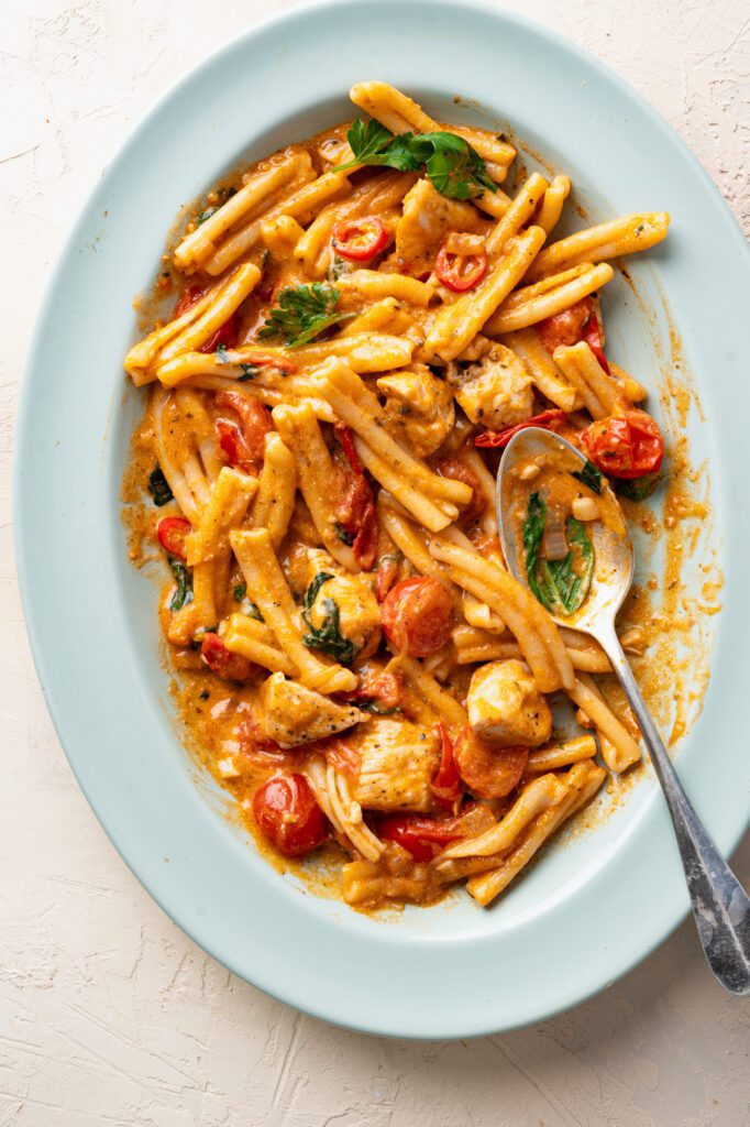 Pasta rode pesto met kip